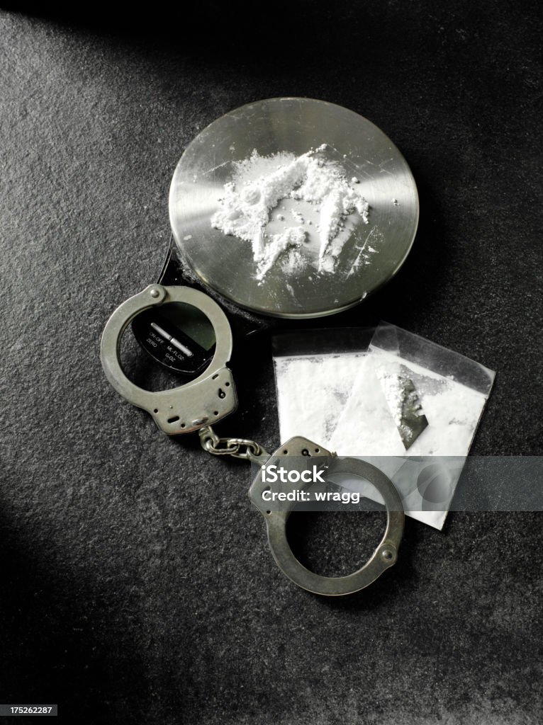 Un pie atado al suelo con fármacos que s'está pesando - Foto de stock de Cocaína libre de derechos