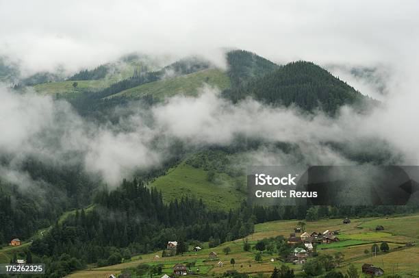 田園風景に囲まれた山 - かすみのストックフォトや画像を多数ご用意 - かすみ, ウクライナ, カラー画像