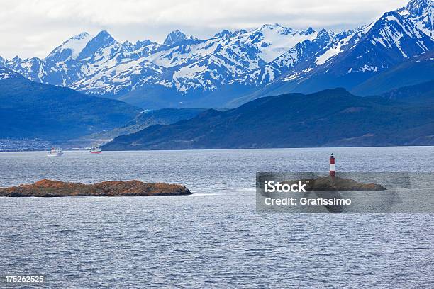 Argentina Ushuaia Bahía En Canal De Beagle Con Faro Les Eclaireurs Foto de stock y más banco de imágenes de Aire libre