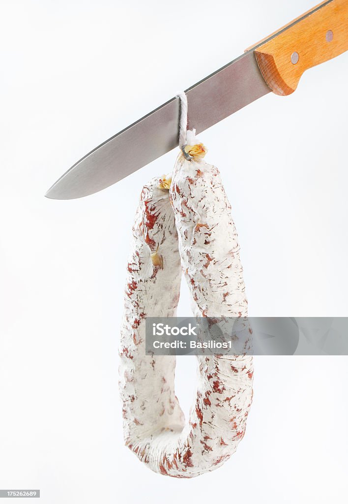 salami saucisses suspendue sur un couteau. - Photo de Agripper libre de droits