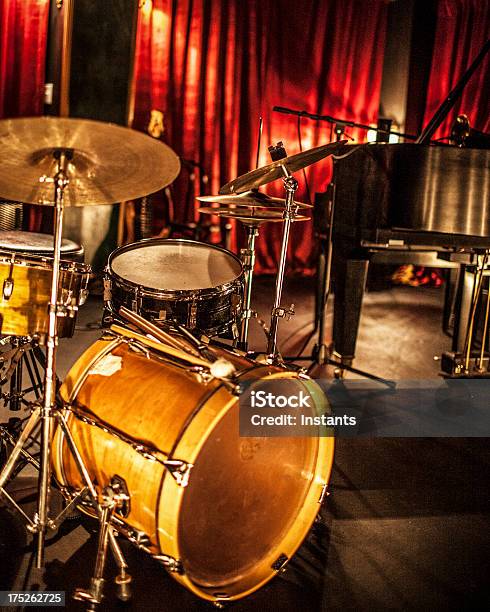 Instrumentos Musical Foto de stock y más banco de imágenes de Bar - Bar, Escenario, Sin personas