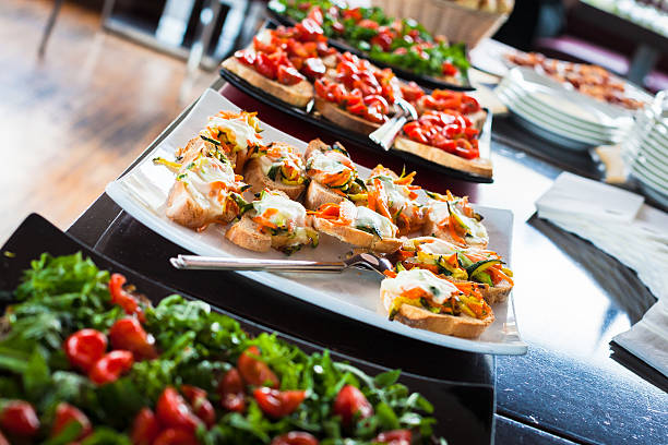 buffet com foguetes de salada, tomate e brusqueta - bruschetta buffet party food imagens e fotografias de stock