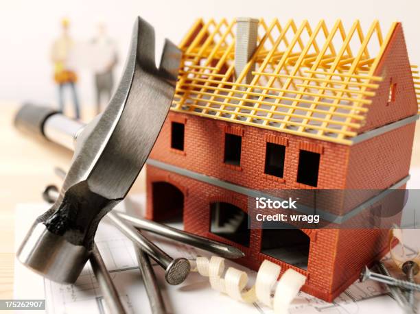 Modell Haus Mit Claw Hammer Und Nägel Stockfoto und mehr Bilder von Baugewerbe - Baugewerbe, Fotografie, Hammer