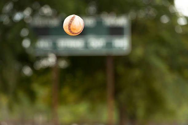 baseball à air - scoreboard baseballs baseball sport photos et images de collection