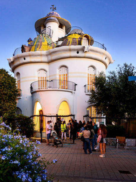 visiteurs de la journée portes ouvertes de barcelone 2023 aux portes de la « torre de la creu » de l’architecte josep maria jujol - open photos et images de collection