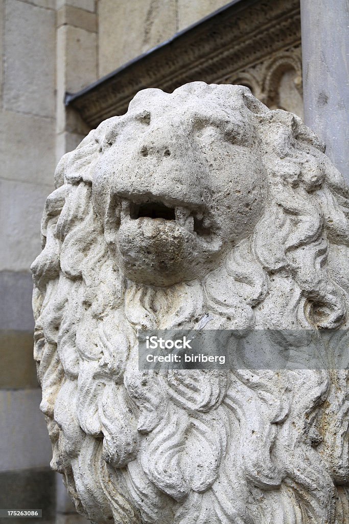 Catedral de módena,: Lion estatua en la entrada principal - Foto de stock de Aire libre libre de derechos