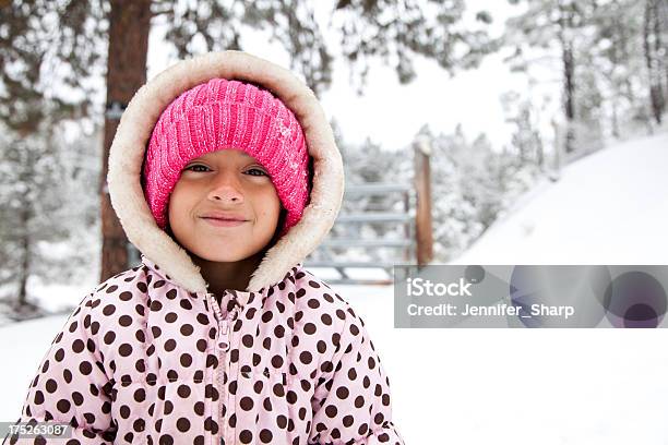 Chica En Invierno Foto de stock y más banco de imágenes de 6-7 años - 6-7 años, Abrigo, Abrigo de invierno