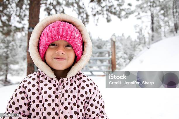 Зимняя Девочка — стоковые фотографии и другие картинки 6-7 лет - 6-7 лет, Белый, Возвышенность