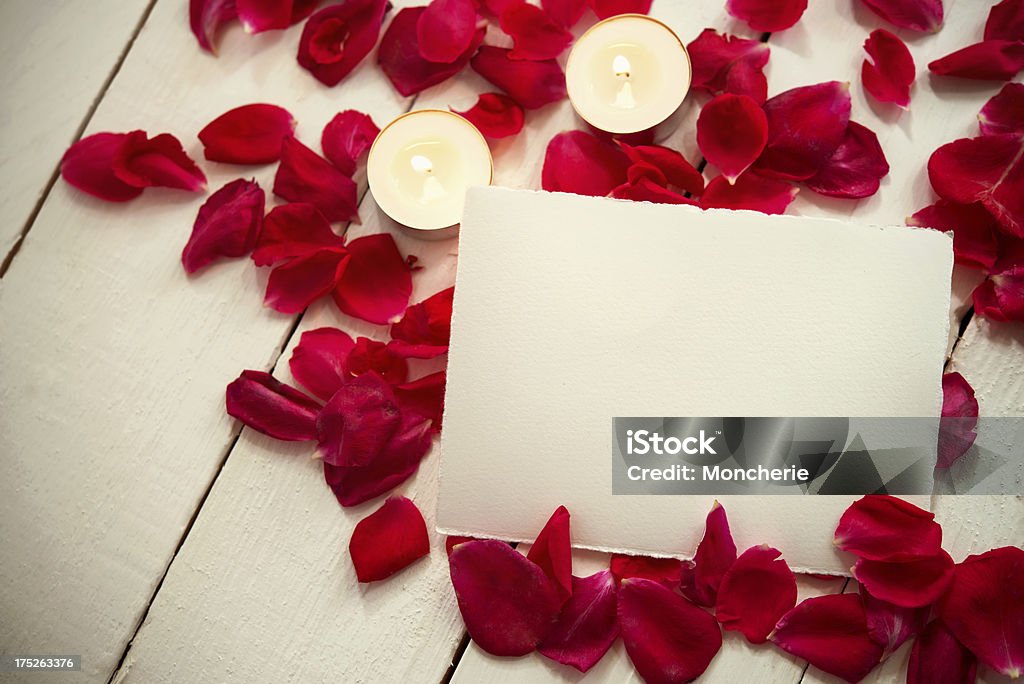Carte vide avec des pétales de rose et des bougies de décoration - Photo de Amour libre de droits
