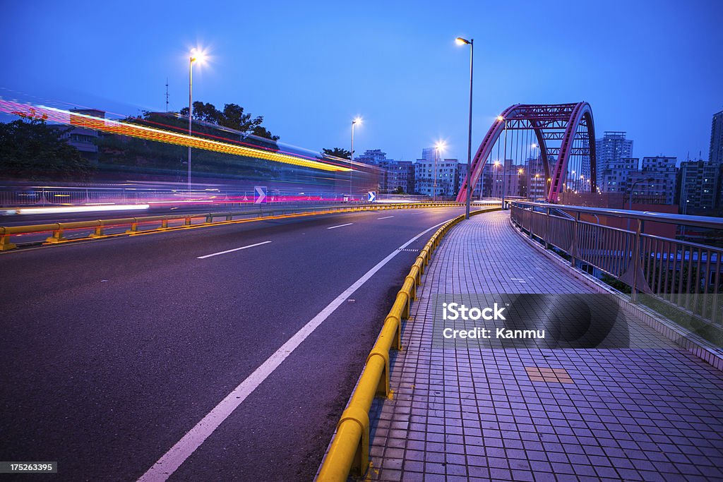 Illuminazione autobus attraverso ponte stradale - Foto stock royalty-free di Accendere (col fuoco)