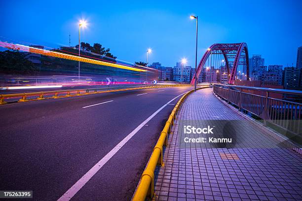 Illuminazione Autobus Attraverso Ponte Stradale - Fotografie stock e altre immagini di Accendere (col fuoco) - Accendere (col fuoco), Acciaio, Ambientazione esterna