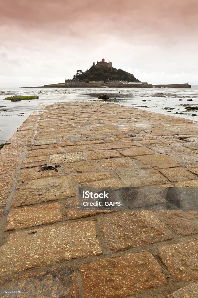 Widok z dołu na causeway do St. Michael's Mount - Zbiór zdjęć royalty-free (Anglia)