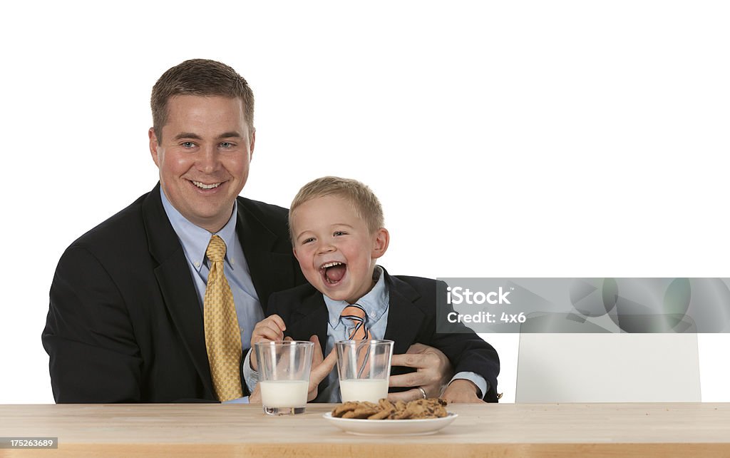 Père avec son fils à table de petit déjeuner - Photo de Portrait - Image libre de droits