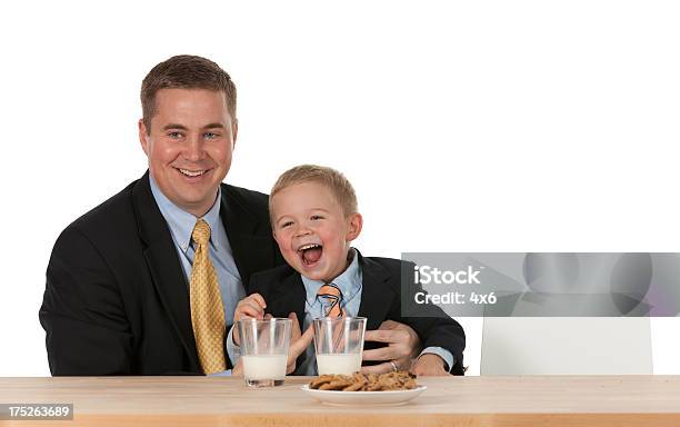父と息子の朝食用テーブル - テーブルのストックフォトや画像を多数ご用意 - テーブル, ポートレート, 幼児