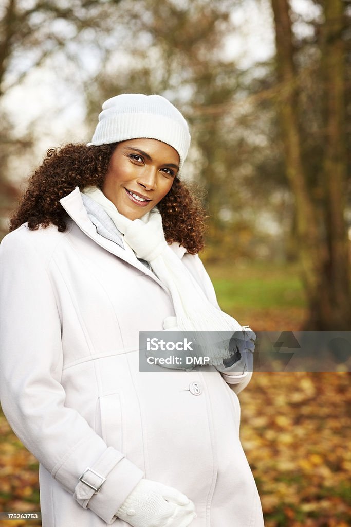 Retrato de mulher grávida no Casaco de inverno - Foto de stock de 20-24 Anos royalty-free