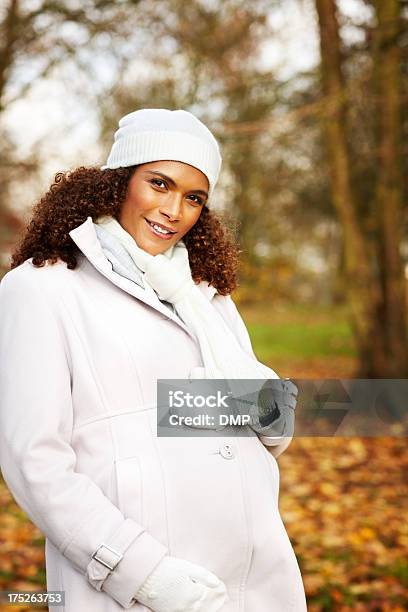 Foto de Retrato De Mulher Grávida No Casaco De Inverno e mais fotos de stock de 20-24 Anos - 20-24 Anos, Abdome, Abdômen Humano