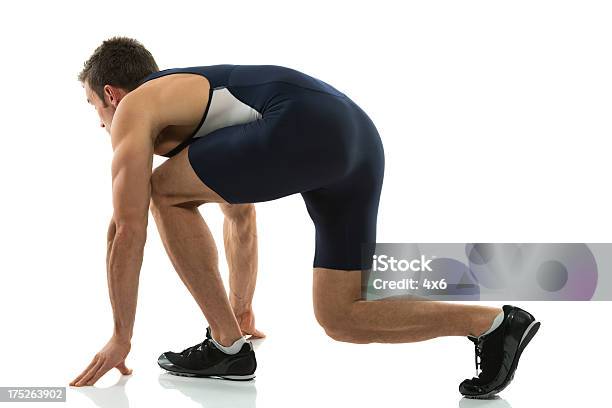 Corredor Masculino No Bloco De Partida Antes De Corrida - Fotografias de stock e mais imagens de 20-29 Anos