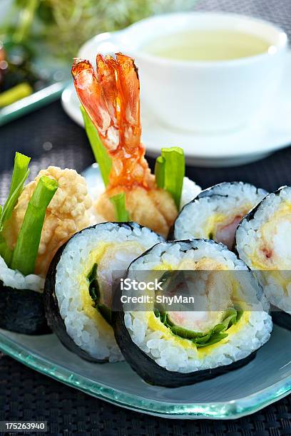 Photo libre de droit de Futomaki Sushi Avec Des Crevettes banque d'images et plus d'images libres de droit de Aliment - Aliment, Ciboulette, Crevette - Fruit de mer