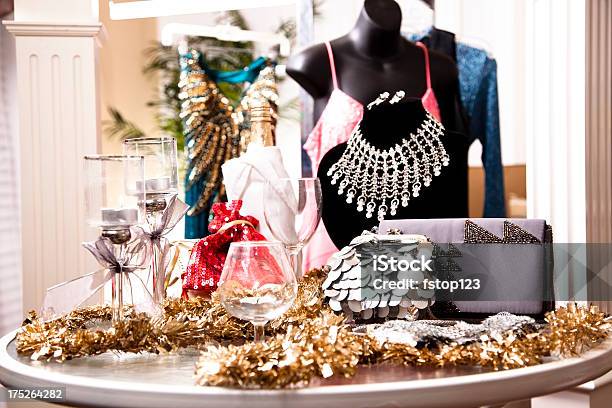 女性ファッションでイブニングウェアのウィンドウが表示されます - アウトフォーカスのストックフォトや画像を多数ご用意 - アウトフォーカス, カラー画像, クリスマス