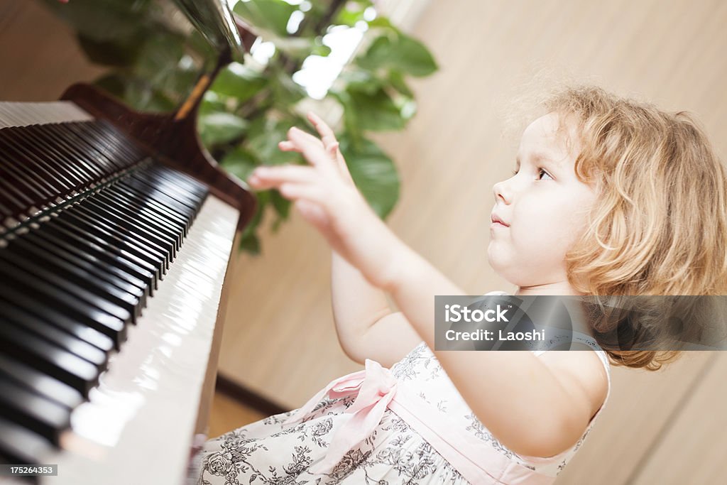 Маленький Пианист - Стоковые фото Девочки роялти-фри