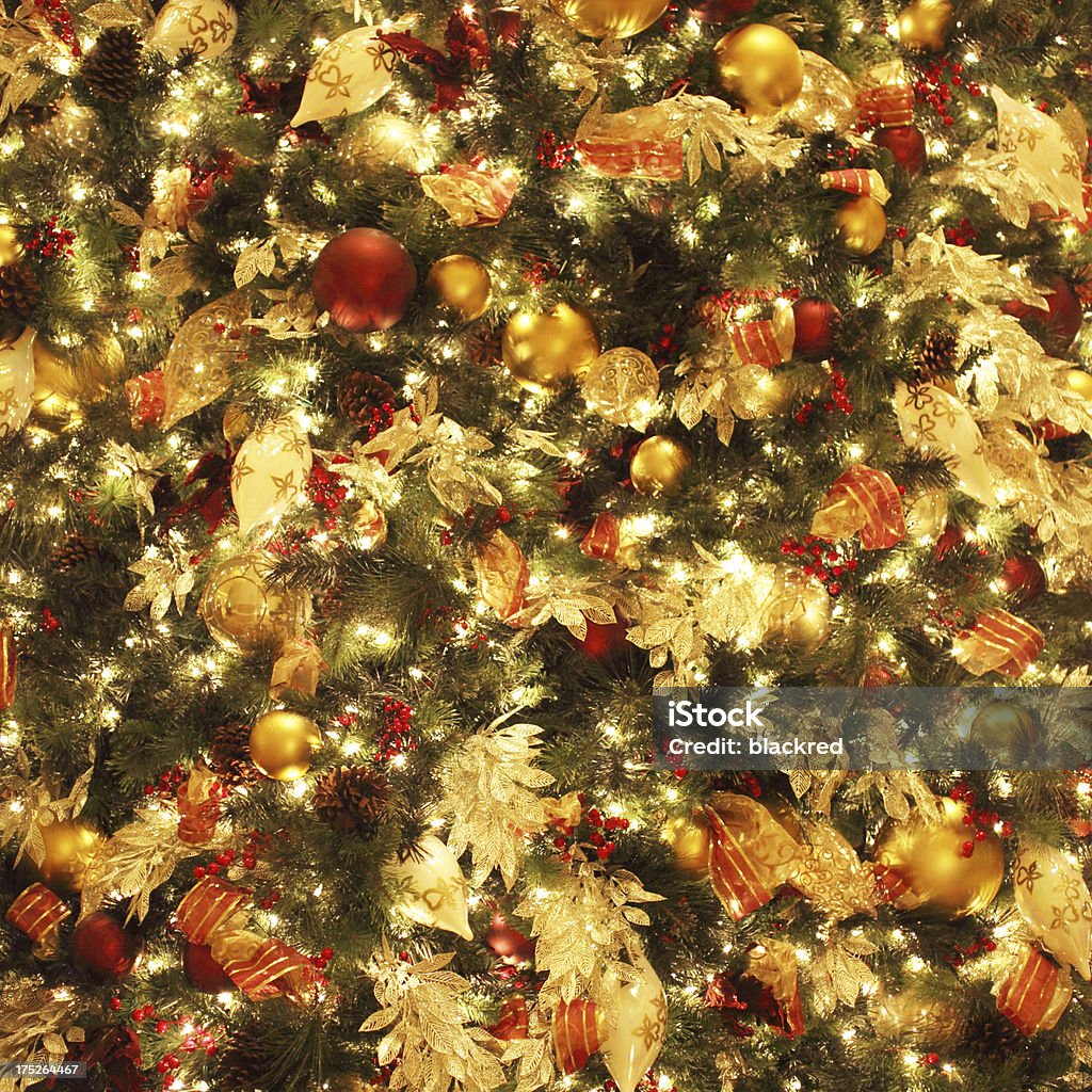 Árvore de Natal com ornamentos e luzes - Foto de stock de Bola de Árvore de Natal royalty-free
