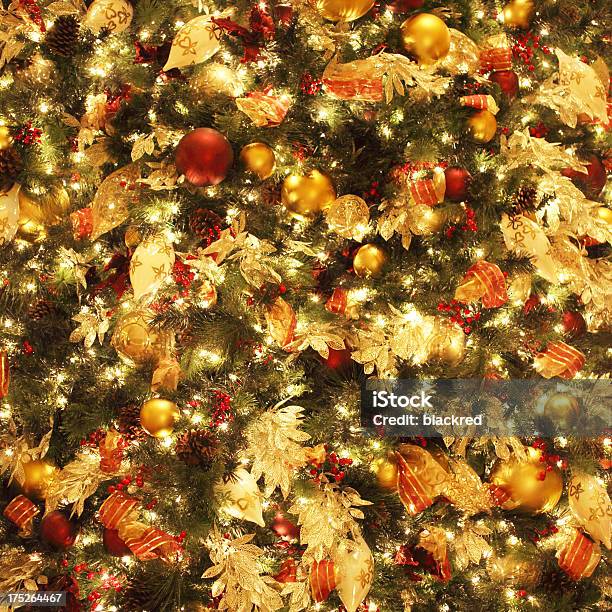 Foto de Árvore De Natal Com Ornamentos E Luzes e mais fotos de stock de Bola de Árvore de Natal - Bola de Árvore de Natal, Colorido, Alegria