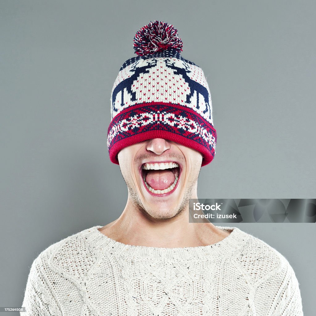 Glückliche junge Mann im Winter Mütze - Lizenzfrei Wollmütze Stock-Foto