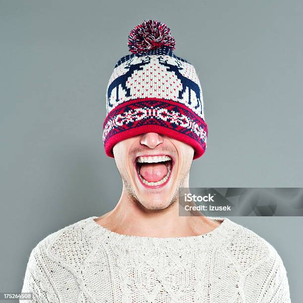 Glückliche Junge Mann Im Winter Mütze Stockfoto und mehr Bilder von Wollmütze - Wollmütze, Männer, Porträt