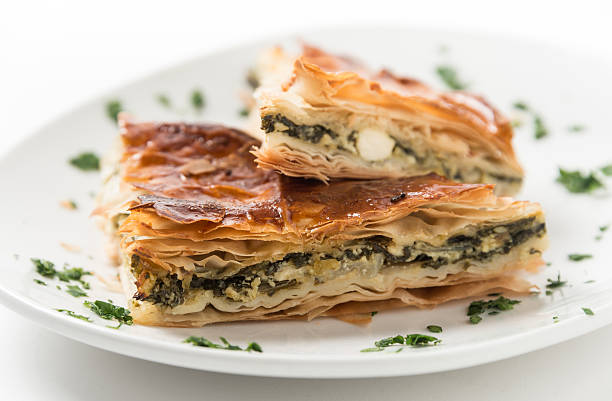 tarte de espinafre spanakopita (grego) - pie spinach spanakopita filo pastry imagens e fotografias de stock