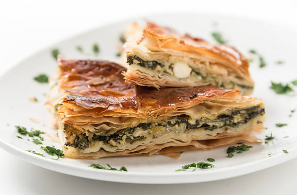 спанакопита (greek шпинат пирог) - pie spinach spanakopita filo pastry стоковые фото и изображения