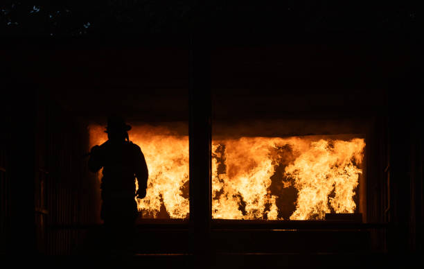 火災模擬訓練施設の消防士 - fire engine evacuation emergency sign emergency services and rescue occupation ストックフォトと画像