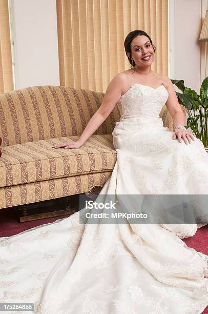 앉은 테크에서 결혼식에 대한 스톡 사진 및 기타 이미지 - 결혼식, 기혼, 드레스