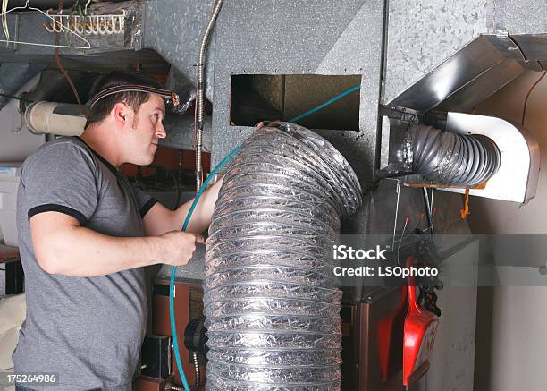 Ventilaçãoencontrar Pó De Limpeza - Fotografias de stock e mais imagens de Conduta de Ar - Conduta de Ar, Ocupação, Trabalhar