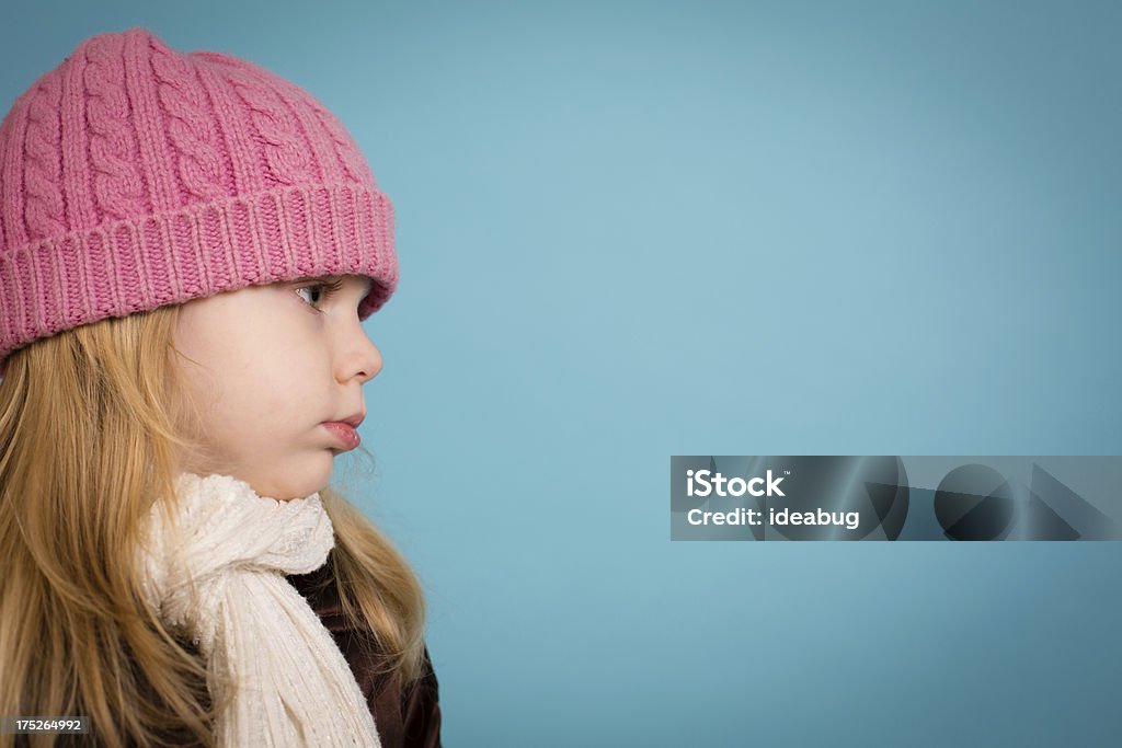 Deluso/Lonely bambina indossa abiti pesanti, con spazio di copia - Foto stock royalty-free di 4-5 anni