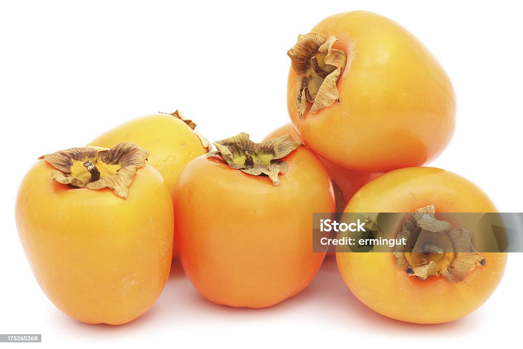 Pila de persimón frutas sobre fondo blanco - Foto de stock de Alimento libre de derechos