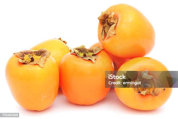 Pila De Persimón Frutas Sobre Fondo Blanco Foto de stock y más banco de imágenes de Alimento - Alimento, Comida sana, Fondo blanco