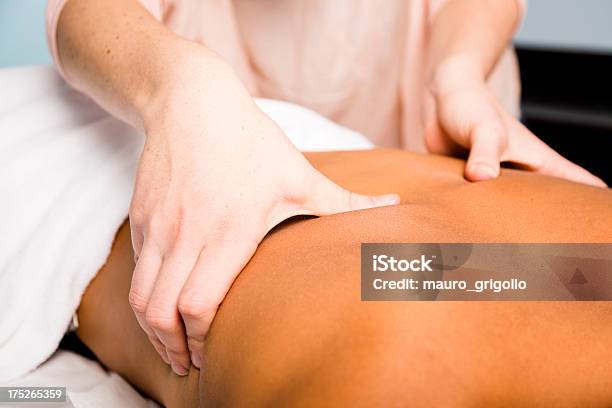 Massaggio In Un Centro Benessere - Fotografie stock e altre immagini di 20-24 anni - 20-24 anni, 25-29 anni, Accudire