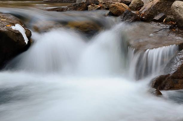 torrent de la montagne, saint vrain canyon, dans le colorado - st vrain photos et images de collection