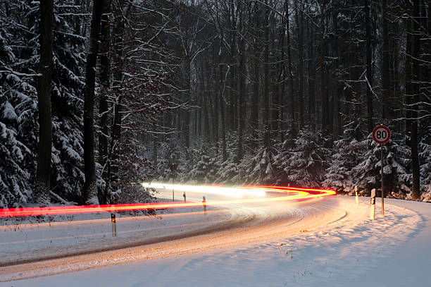 冬の道路での交通渋滞 - lichtspur ストックフォトと画像