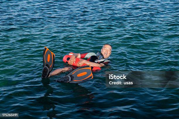 Foto de Wetsuit Usou Homem Gritar Para Obter Ajuda e mais fotos de stock de 50-54 anos - 50-54 anos, Esporte, Homens