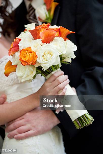 Casal De Casamento Abraçar Noiva Segurando Ramo Bonito Rose - Fotografias de stock e mais imagens de Abraçar