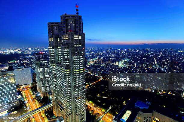 Tokyo Ciudad En Puesta De Sol Foto de stock y más banco de imágenes de Aire libre - Aire libre, Alto - Descripción física, Ancho