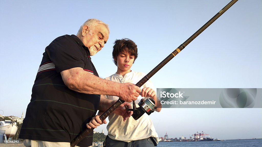 Дед и Внук рыбалка - Стоковые фото 70-79 лет роялти-фри