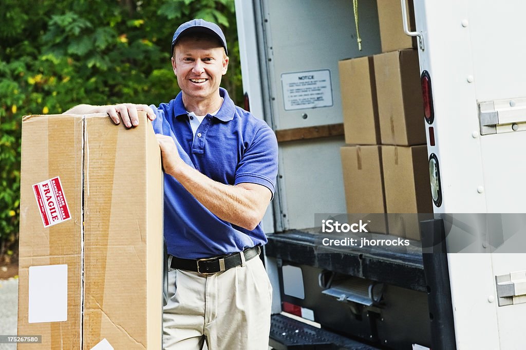 Hombre entrega - Foto de stock de Fragilidad libre de derechos