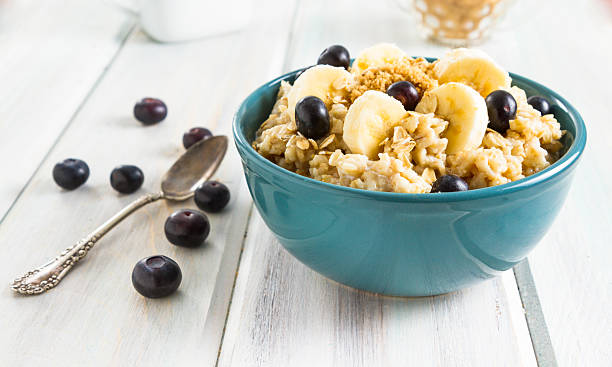 ボウルのホットオートミールとブルーベリーとバナナのスライス数 - oatmeal heat bowl breakfast ストックフォト��と画像