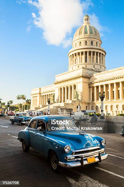 旧の車でエルキャピトリオのハバナ キューバ - ハバナのストックフォトや画像を多数ご用意 - ハバナ, キューバ, カピトリオ