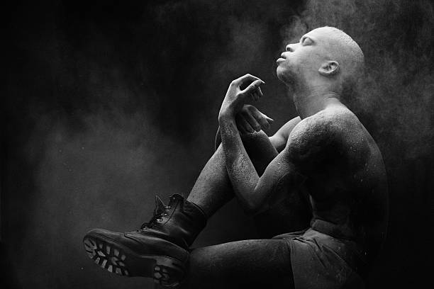 черный мужской модели скрытой с порошок - motion art naked studio shot стоковые фото и изображения