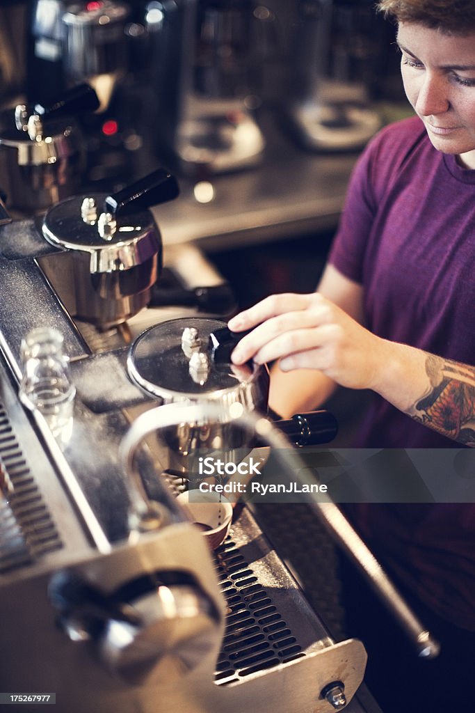 Barista preparação de café expresso - Foto de stock de A Vapor royalty-free
