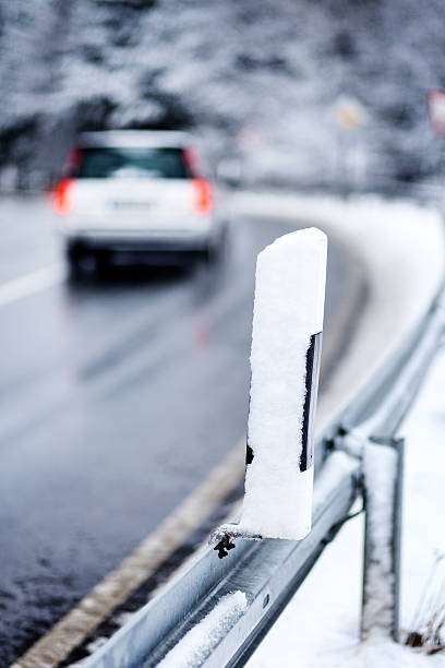 pokryte śniegiem sygnalizator odblaskowy w drodze - car winter road reflector snow zdjęcia i obrazy z banku zdjęć