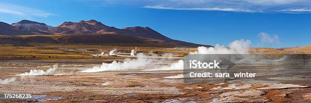 El Geysers Tatio No Deserto De Atacama Chile Norte - Fotografias de stock e mais imagens de Géiser